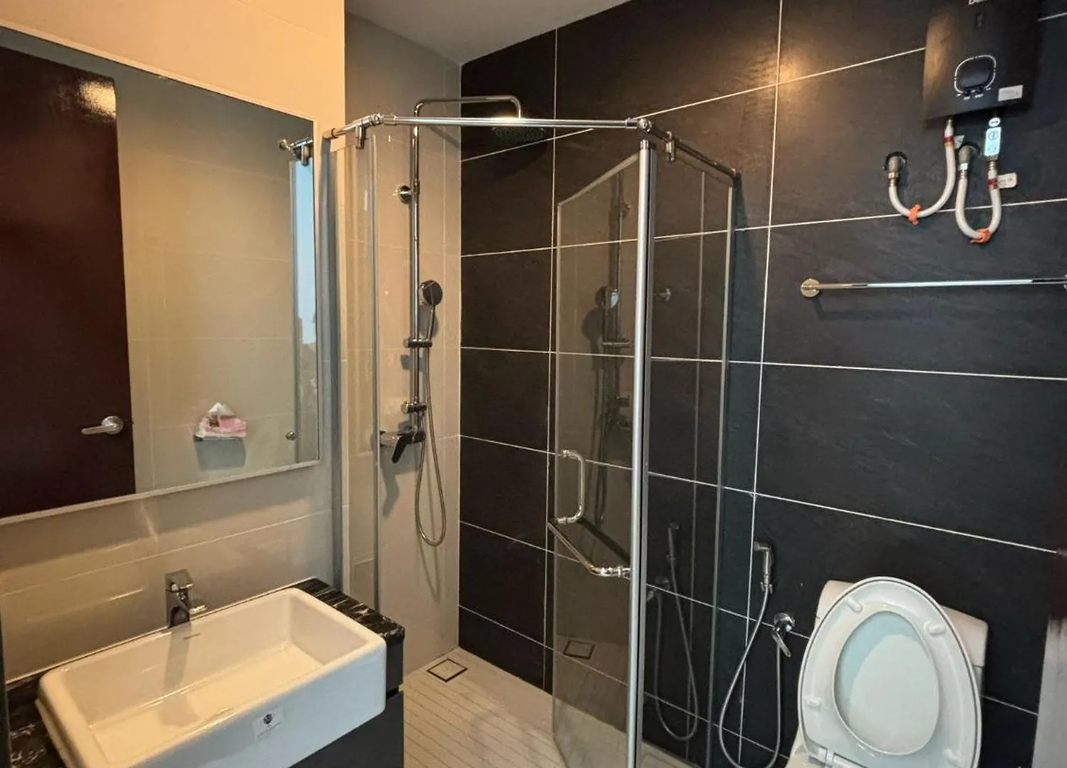 Pool View 3 Bedroom & 3 Bathroom Whole Unit Johor Bahru 0*,  Malajsie